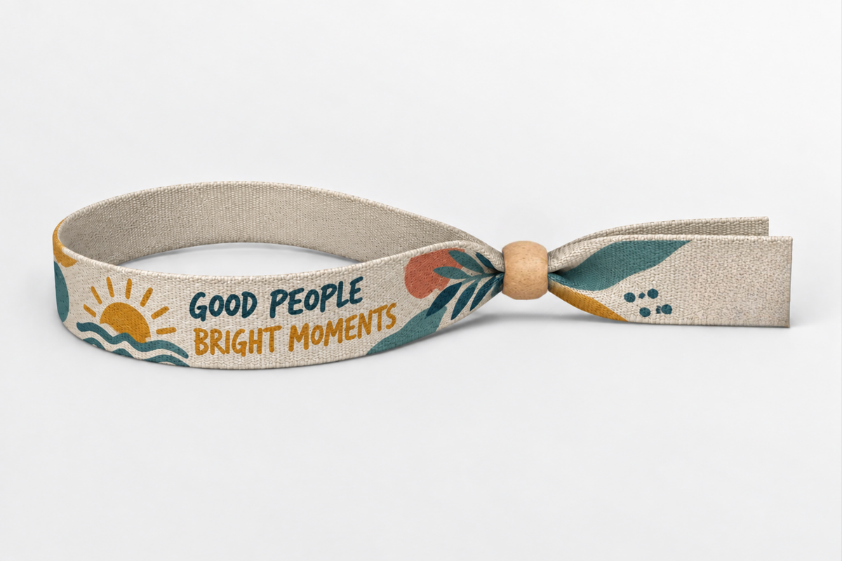Braccialetto in tessuto di bambù beige con stampa colorata e chiusura in legno