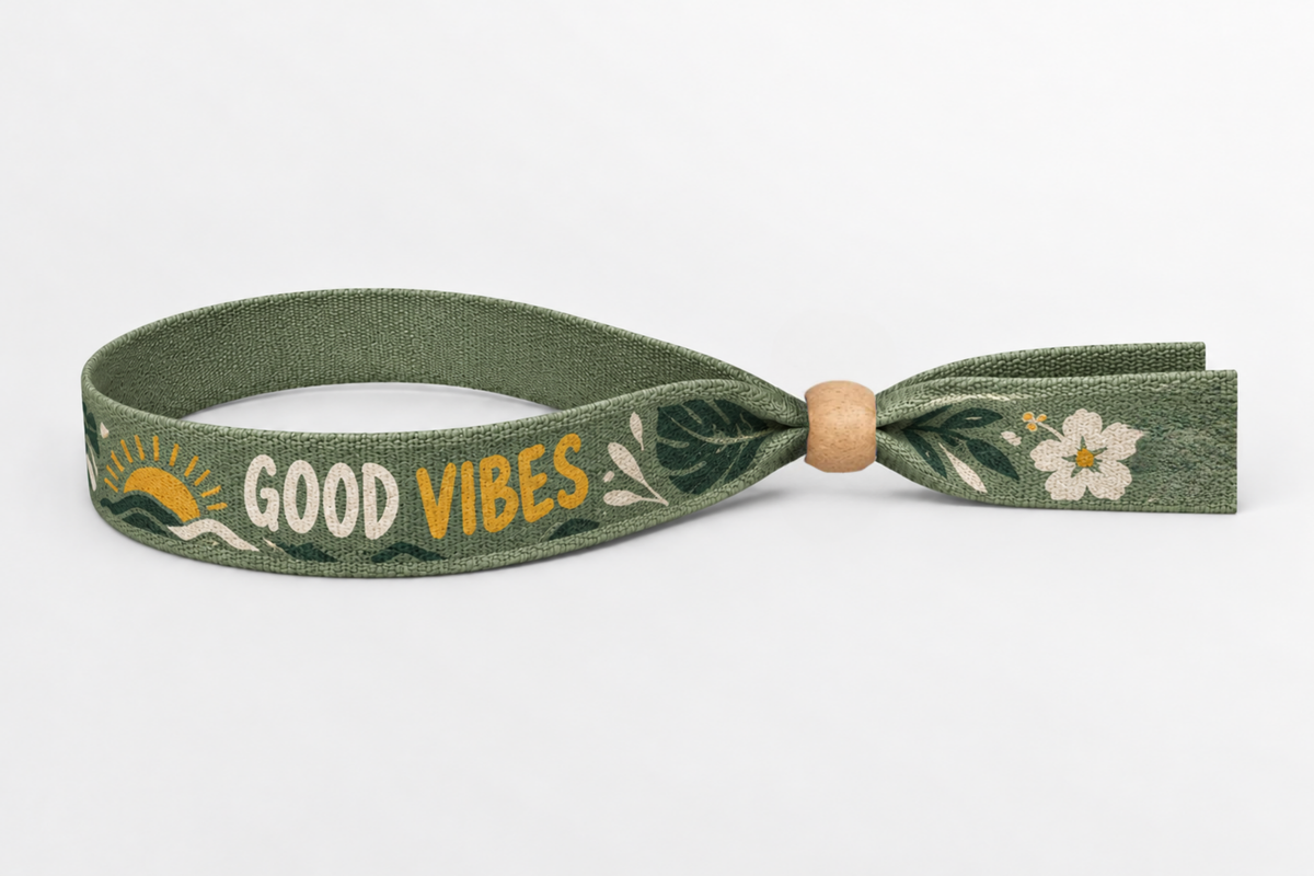 Braccialetto in tessuto di bambù verde con stampa Good Vibes e chiusura in legno