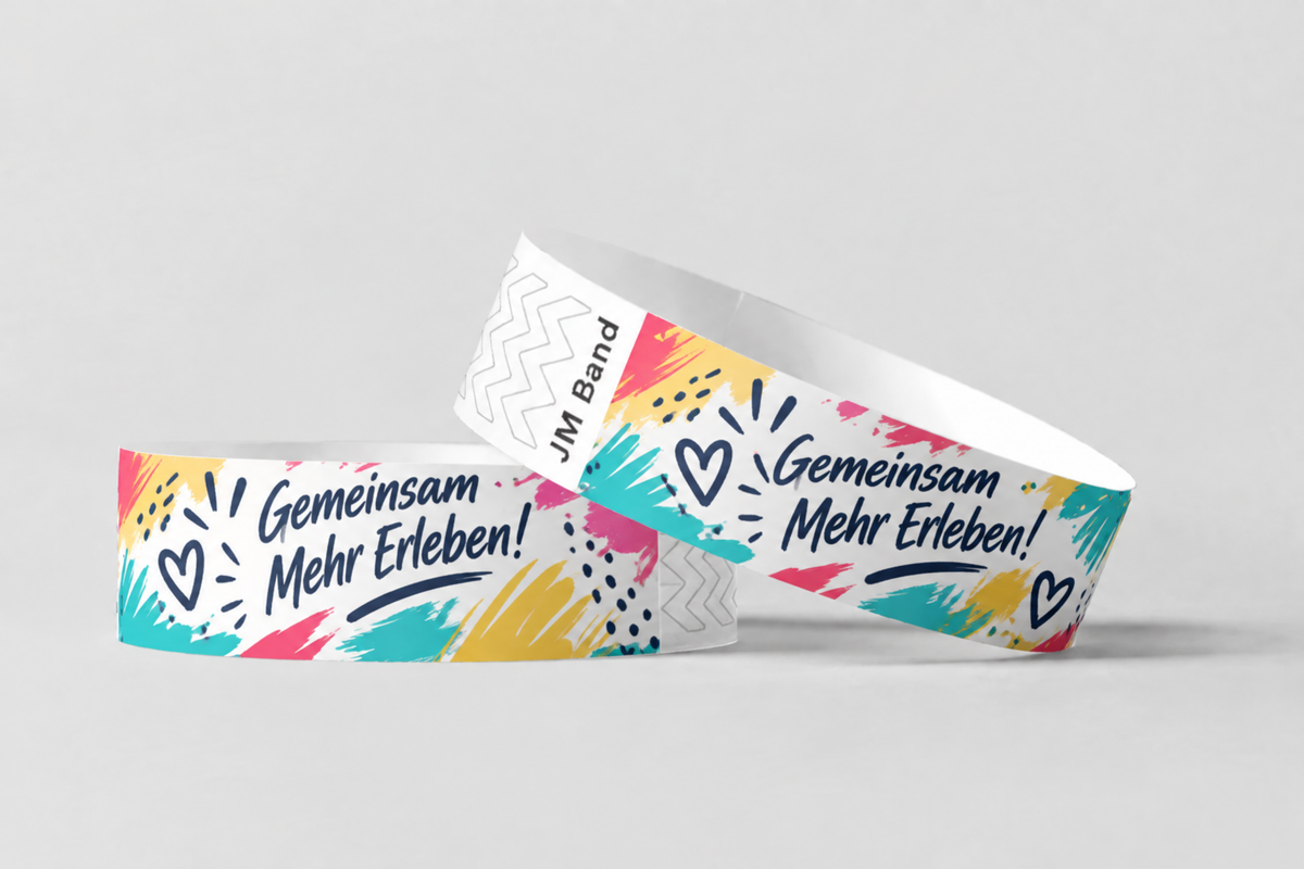 Due braccialetti di carta con stampa colorata in stile lettering a mano