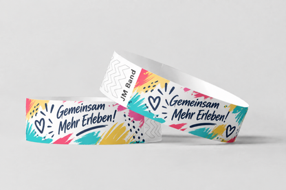 Due braccialetti di carta con stampa colorata in stile lettering a mano