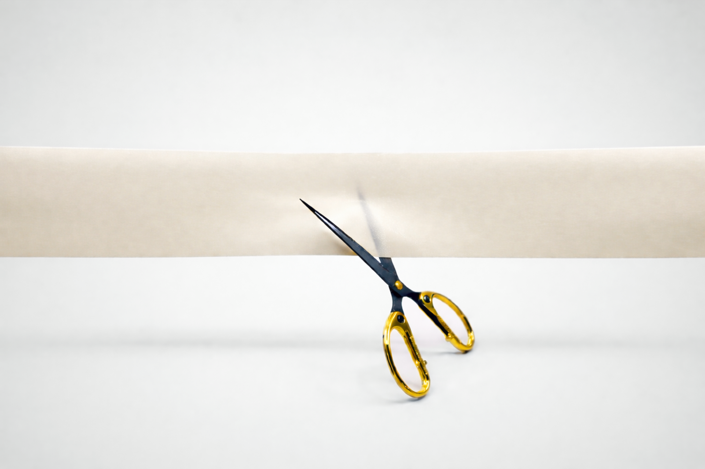 Nastri colorati di inaugurazione senza stampa