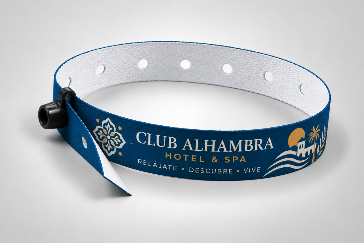 Braccialetto in tessuto blu con chiusura a scatto e logo dell'hotel stampato