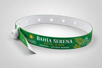 Braccialetto in tessuto verde con chiusura a scatto bianca e logo dell'hotel stampato