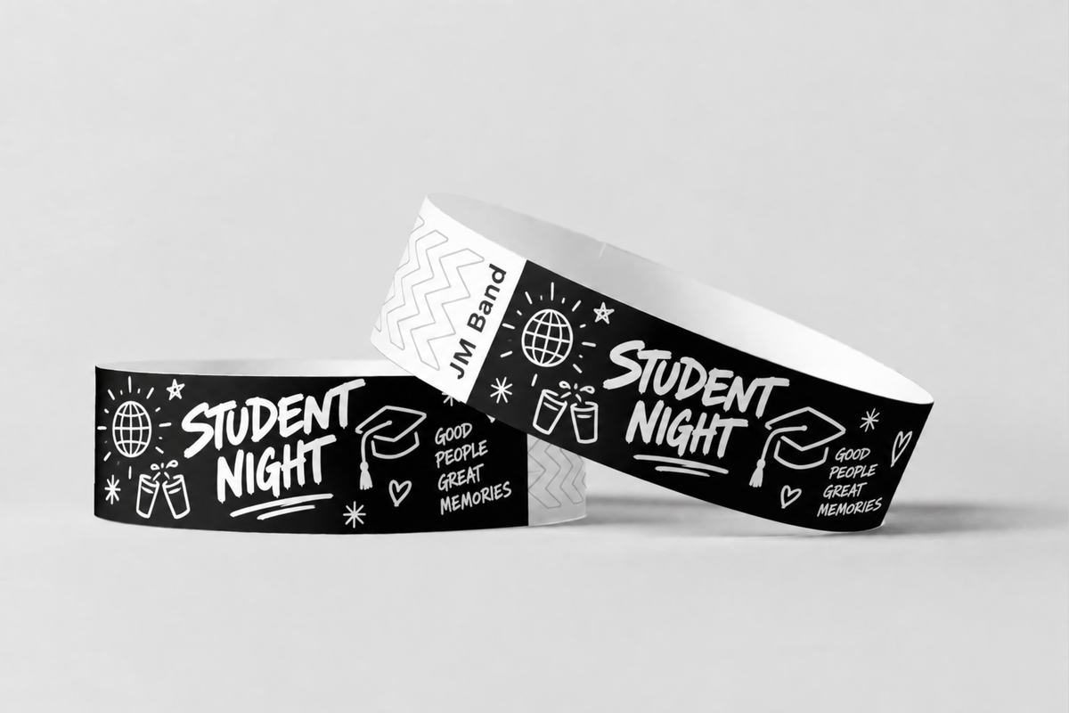 Due braccialetti di carta neri con stampa bianca per serata studentesca