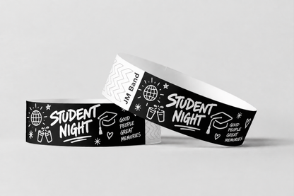 Due braccialetti di carta neri con stampa bianca per serata studentesca