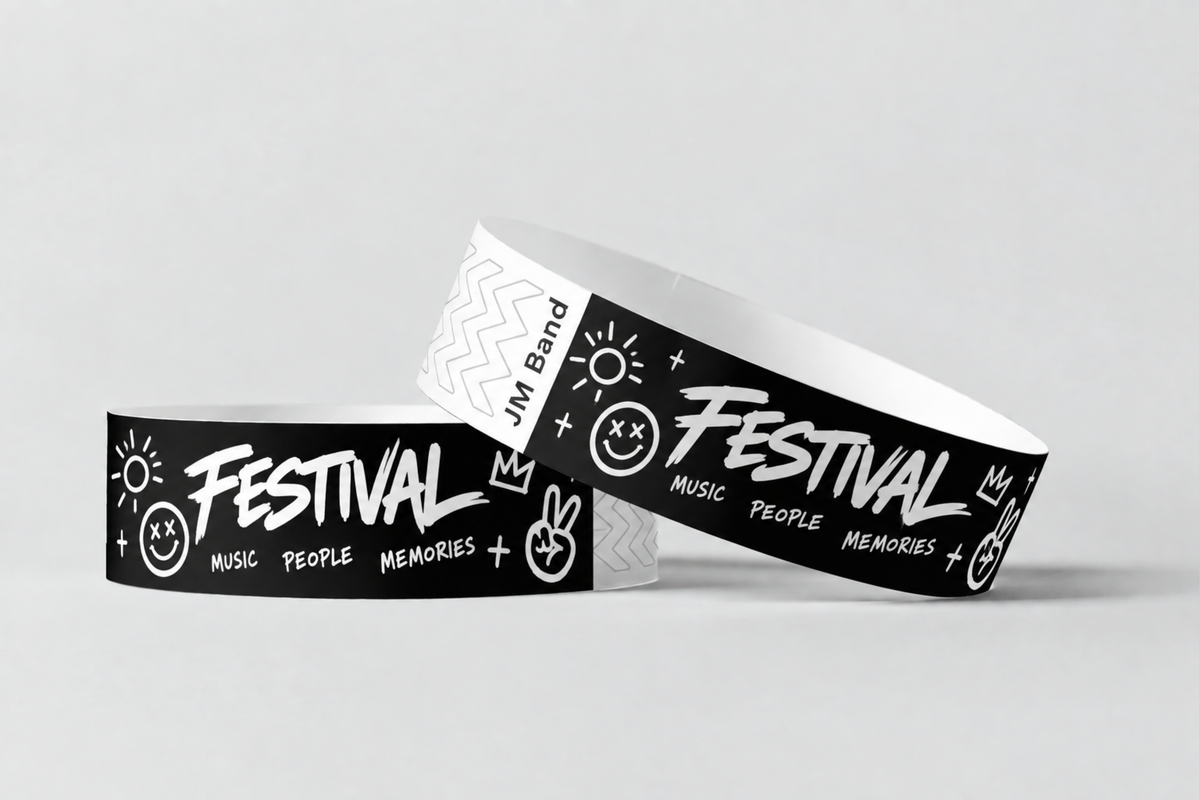 Due braccialetti di carta neri con stampa bianca del festival