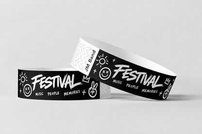 Due braccialetti di carta neri con stampa bianca del festival
