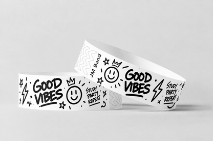 Due braccialetti di carta bianchi con motivo doodle stampato in nero