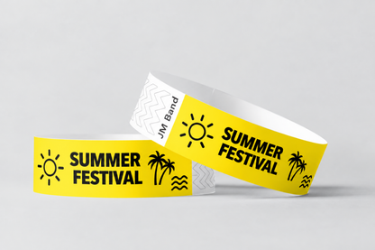 Due braccialetti di carta gialli con stampa di festival estivo