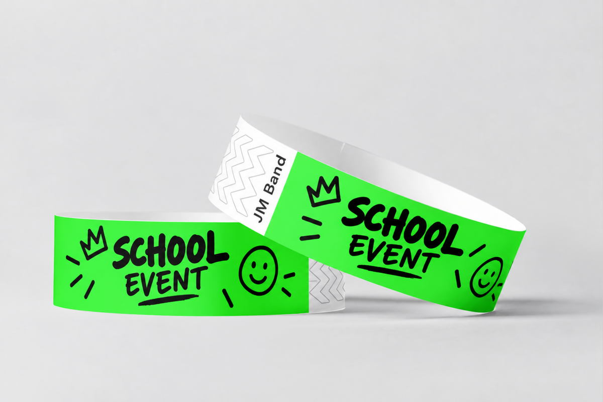 Due braccialetti di carta verde neon con stampa per evento scolastico