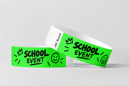 Due braccialetti di carta verde neon con stampa per evento scolastico