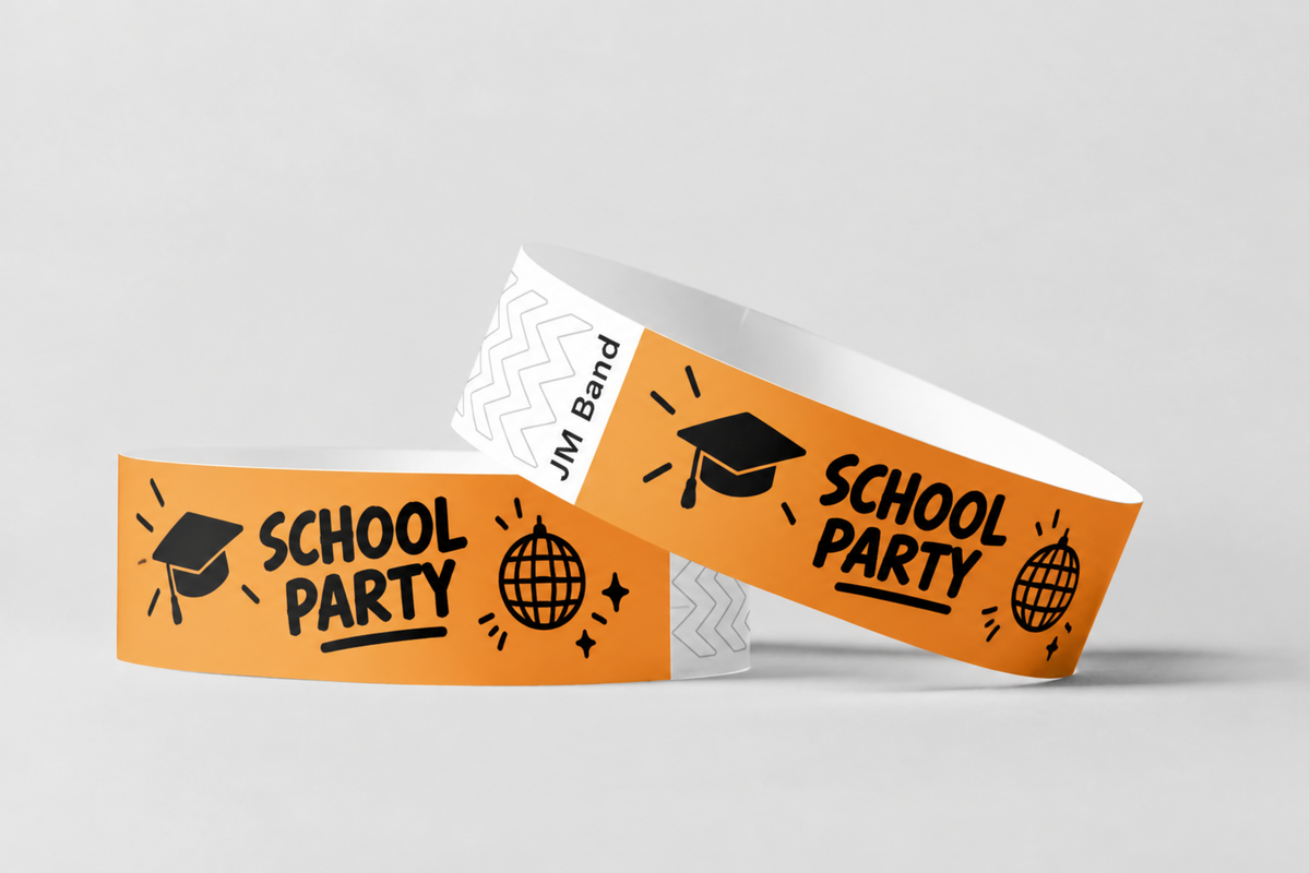 Due braccialetti di carta arancioni con stampa per festa scolastica