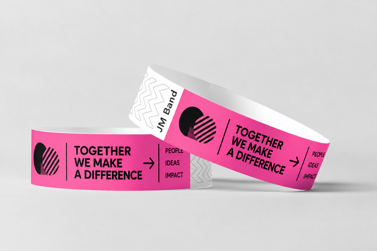 Due braccialetti di carta rosa con testo dell'evento stampato in nero