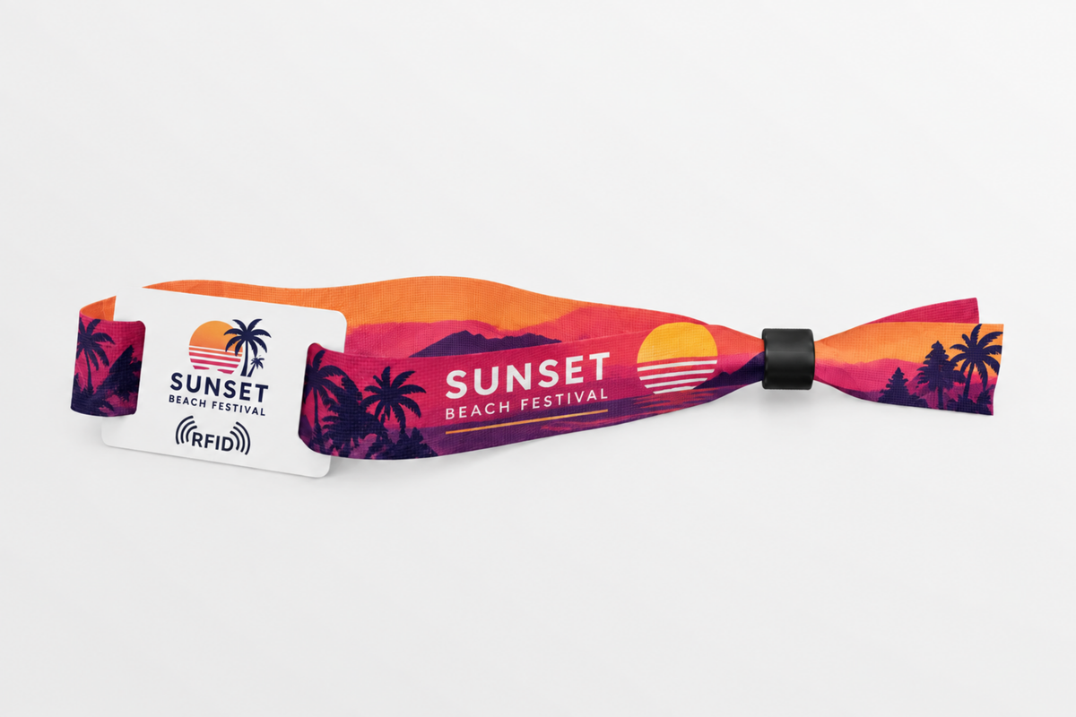Braccialetto RFID in tessuto rPET con stampa arancione di festival in spiaggia al tramonto