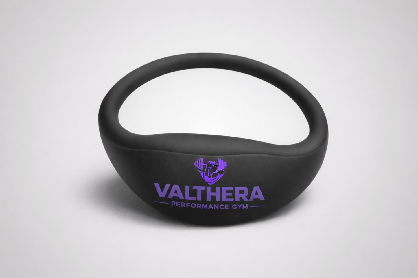 Un braccialetto NFC nero di JM Band® con logo stampato.