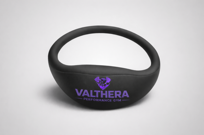 Un braccialetto NFC nero di JM Band® con logo stampato.